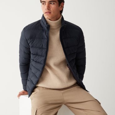 Sporty down jacket without hood