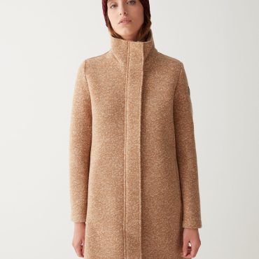 Coat with high collar in woolen cloth