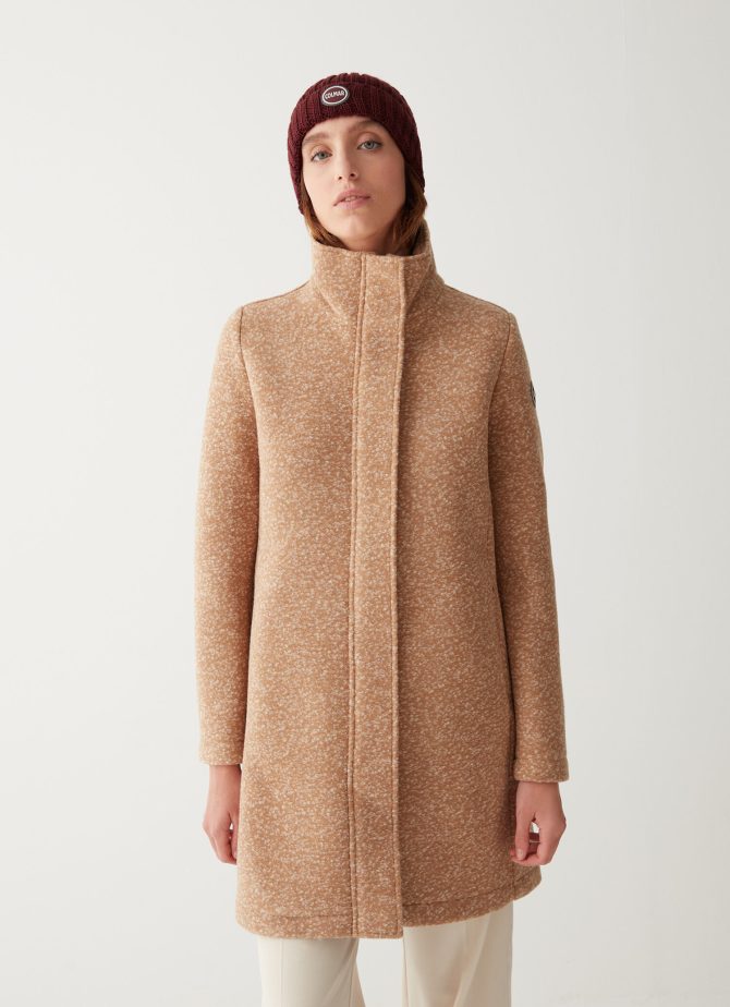 Coat with high collar in woolen cloth