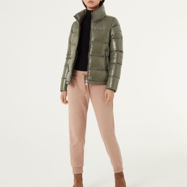 Super shiny down jacket with enveloping collar