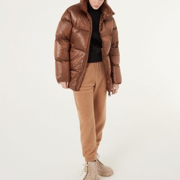 Super-padded puffy down jacket with high collar