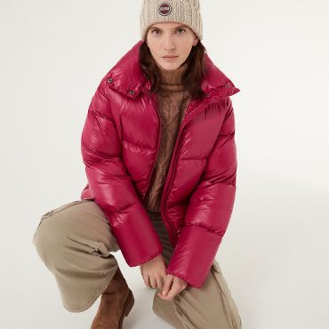 Super-padded puffy down jacket with high collar