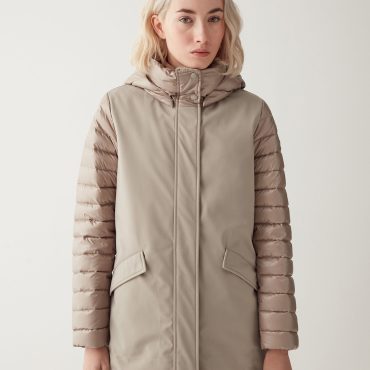 Down jacket in technical fabric with quilted sleeves