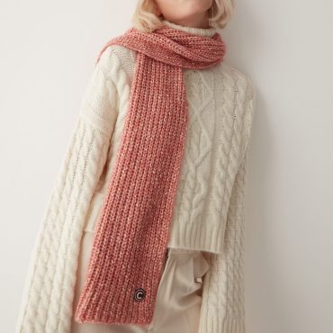 Unisex scarf with gold thread