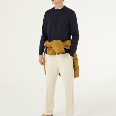 Sweatshirt with matching colour, embossed maxi logo