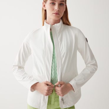 Softshell jacket with large pockets