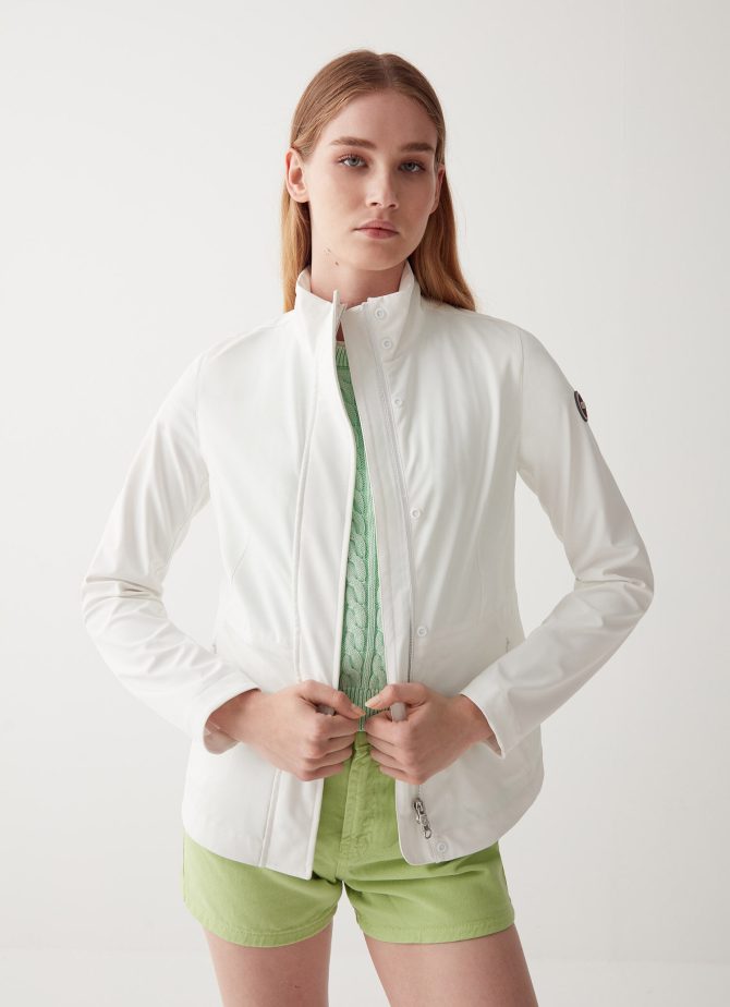 Softshell jacket with large pockets