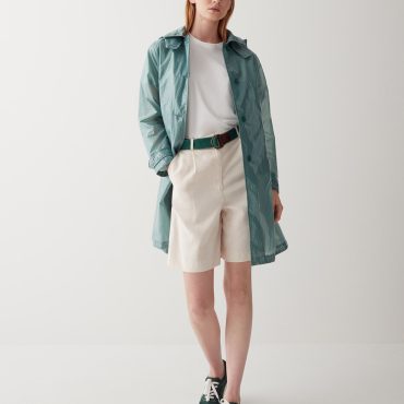 Oilskin jacket with detachable hood
