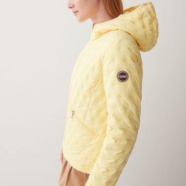 Down jacket with drawstring at the bottom