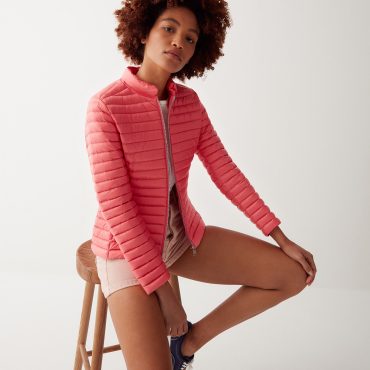 Sporty down jacket with padded collar