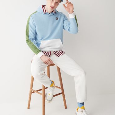 Sweatshirt with hood and handwarmer pocket