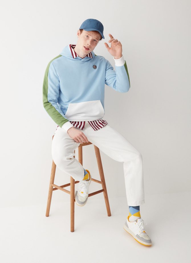 Sweatshirt with hood and handwarmer pocket