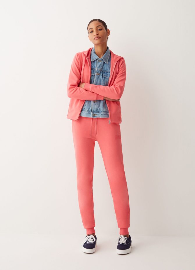 Jogger trousers with drawstring at the waist