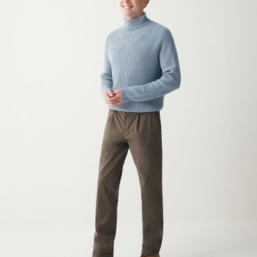 Classic trousers with front pleats
