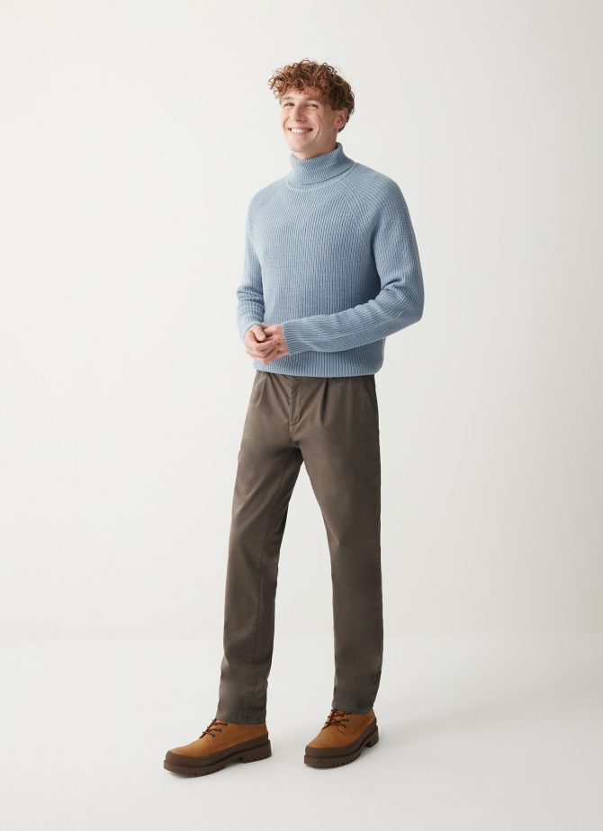 Classic trousers with front pleats