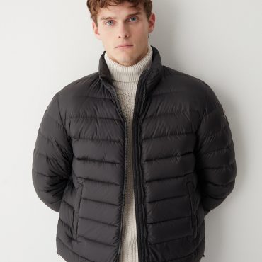 Sporty down jacket without hood