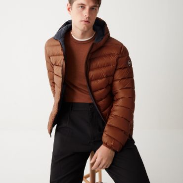 Sporty down jacket with fixed hood