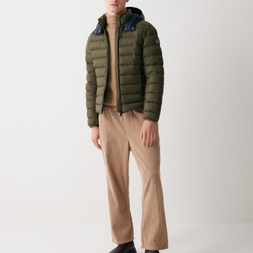 Sporty down jacket with detachable hood