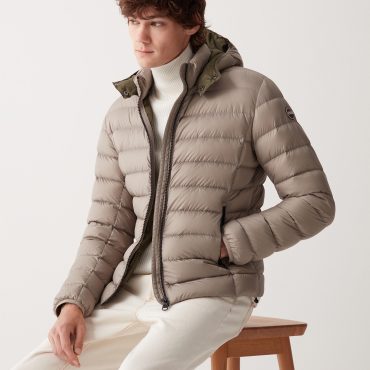 Sporty down jacket with detachable hood