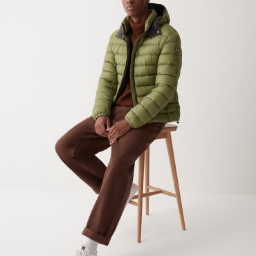 Sporty down jacket with detachable hood