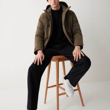 Sporty down jacket with rear vent