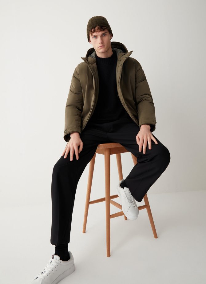 Sporty down jacket with rear vent