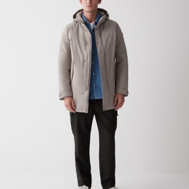 Sporty down jacket with rear vent