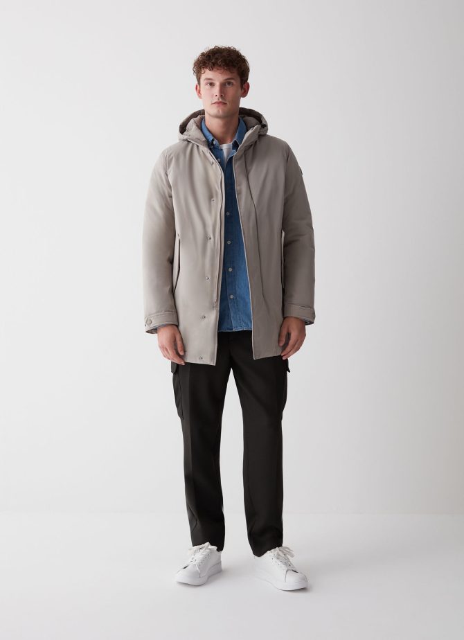 Sporty down jacket with rear vent