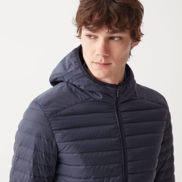 Sporty down jacket with fixed hood