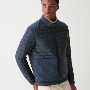 Sporty down jacket with toggle at the collar