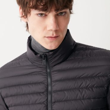 Opaque autumn down jacket with padded collar