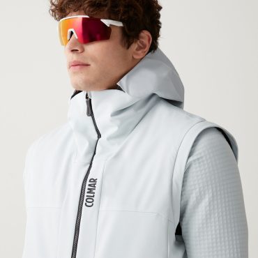 Ski jacket with detachable sleeves