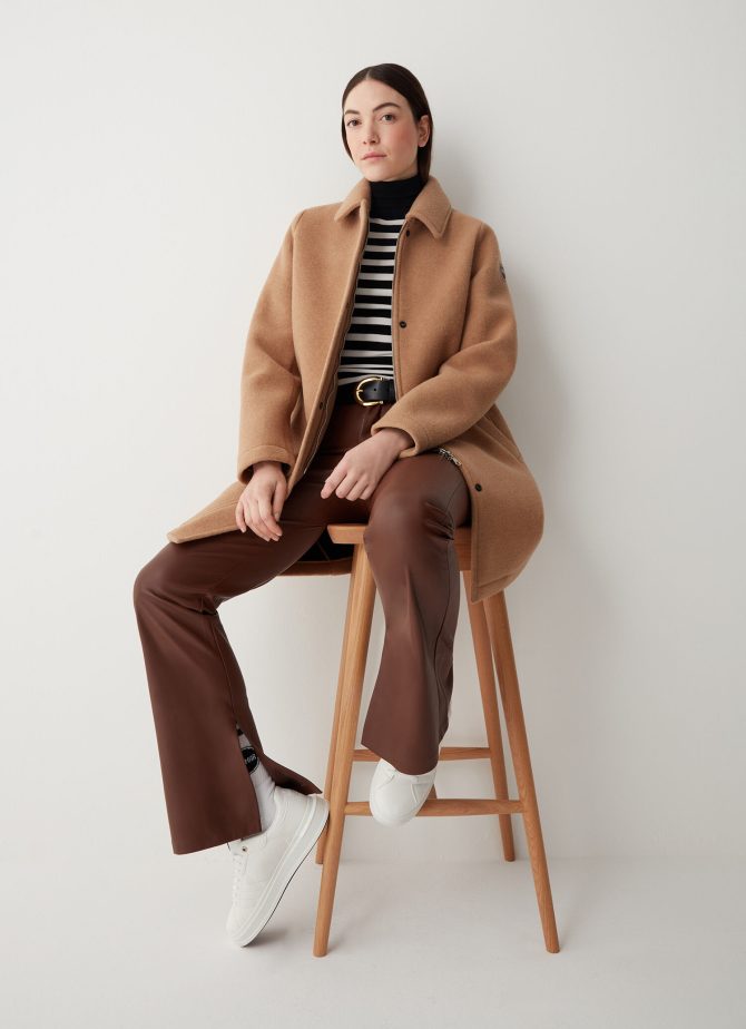 Coat with shirt collar in wool cloth.