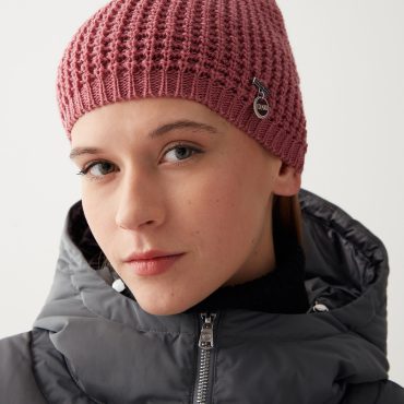 Women’s hat with logo brooch