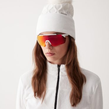 Viscose blend hat with pom pom