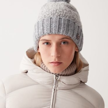 Unisex bouclé cap with pompon