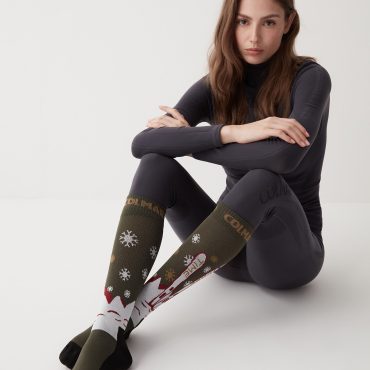 Unisex socks with snow flakes and skis