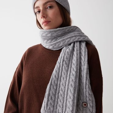 Unisex scarf with cable stitch pattern