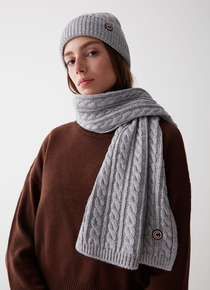Unisex scarf with cable stitch pattern