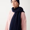 Unisex scarf with cable stitch pattern