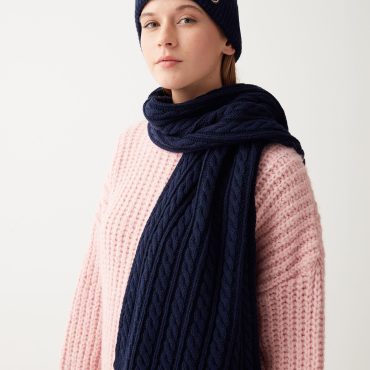 Unisex scarf with cable stitch pattern