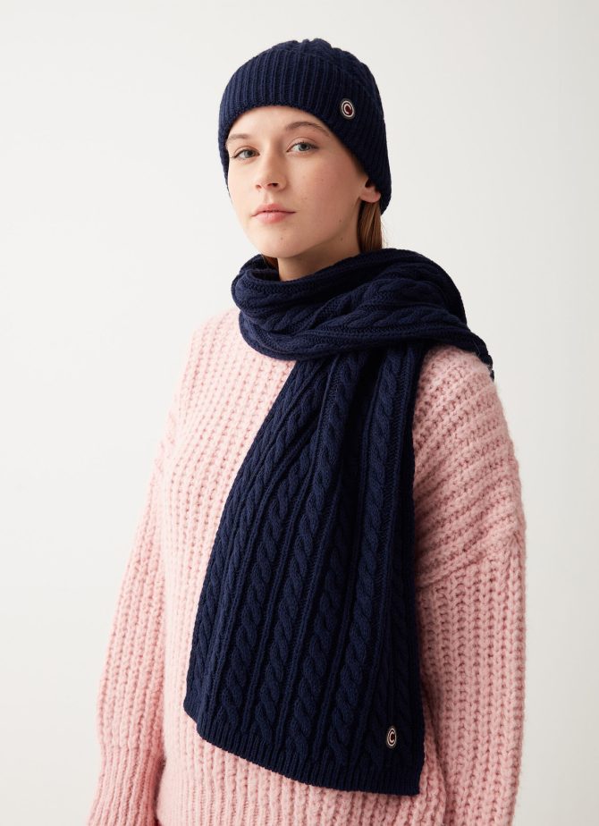 Unisex scarf with cable stitch pattern