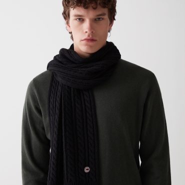 Unisex scarf with cable stitch pattern