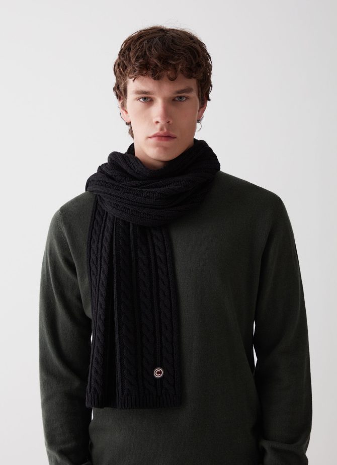 Unisex scarf with cable stitch pattern
