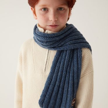 Unisex scarf in ribbed wool blend.