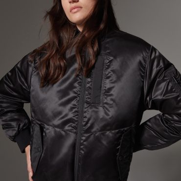 Down jacket with adjustable the hem
