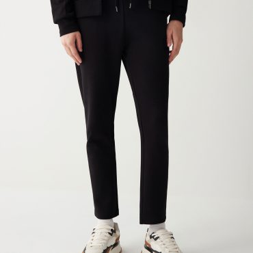 Sweatpants without ribbing at the bottom