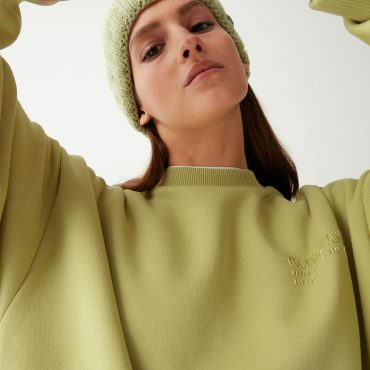 Oversized round-neck sweatshirt with 3D writing