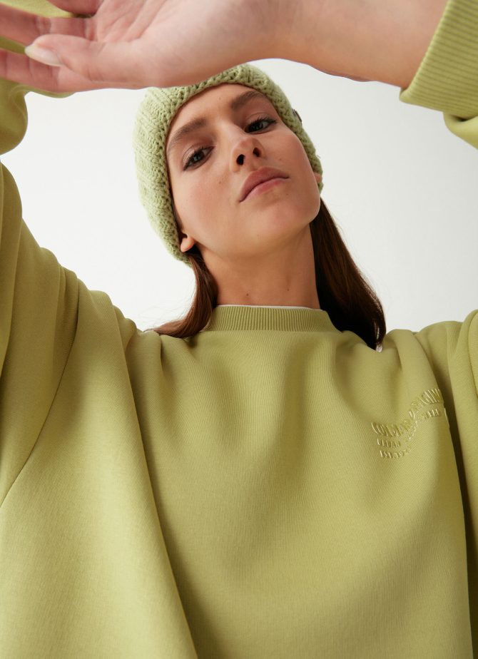 Oversized round-neck sweatshirt with 3D writing