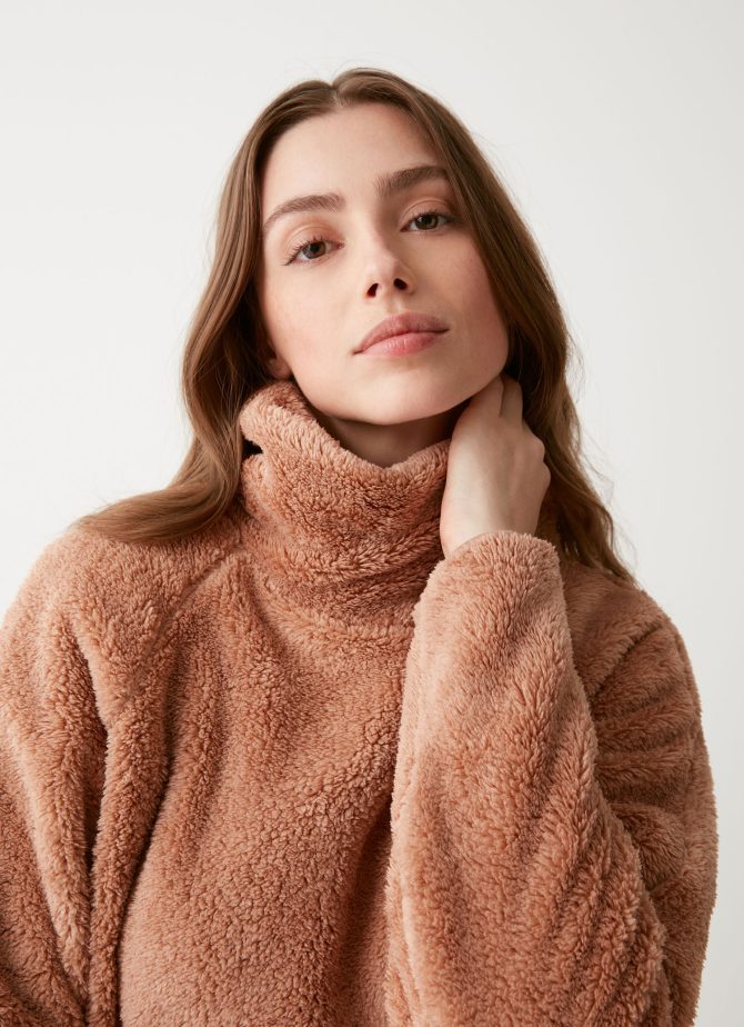 Teddy bear-effect turtleneck sweatshirt - Image 2